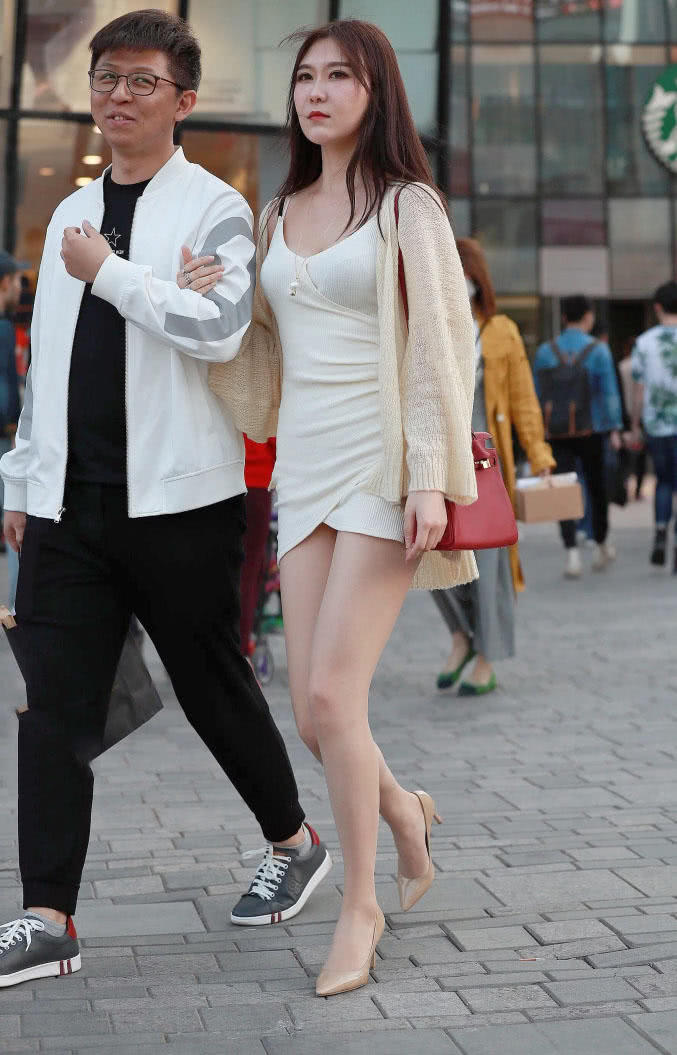 黑小伙逆袭搂着身材火辣小姐姐一脸骄傲，小姐姐这裙子再短就出事