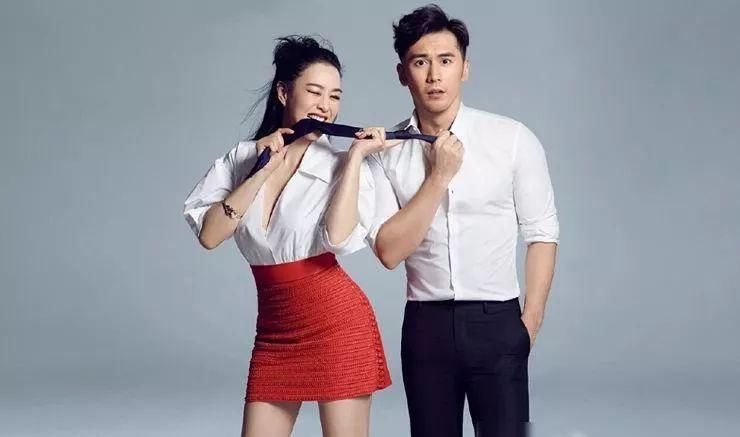 48岁莫文蔚穿金色吊带裙，尽显少女风，而48岁的钟丽缇却穿这样!