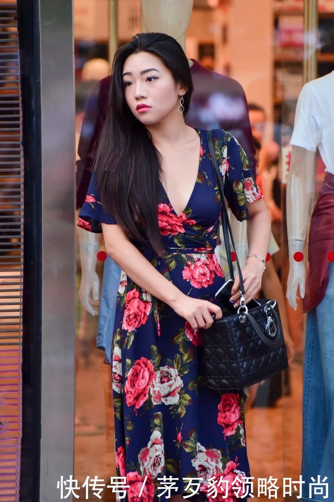 黑色紧身连衣裙的勾勒出这位美女身材,成为街头一个亮点!!