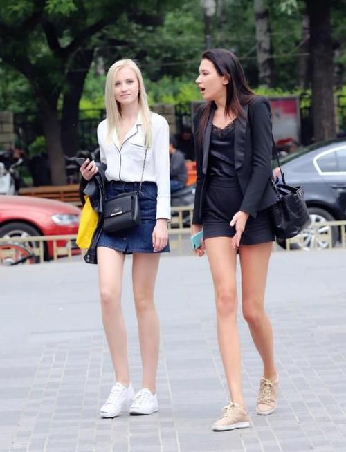  搭配：街拍：气质高雅的美女，一条墨绿色连衣裙外搭黑色开衫，时尚魅力