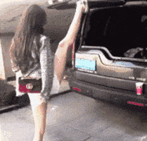 姑娘们没有大长腿，就别强行“一字马”了，行吗?