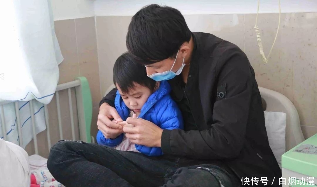 「发病」4岁男童患怪病病好时帅帅的,发病时肚大像怀孕双眼只剩一条线!