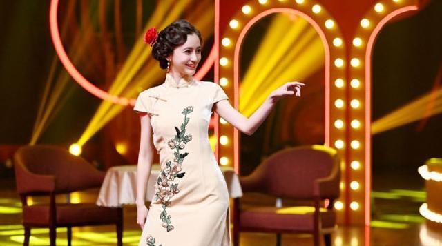  #性感#现在的女人真会穿,这样性感的旗袍直接穿上了,不过真好看