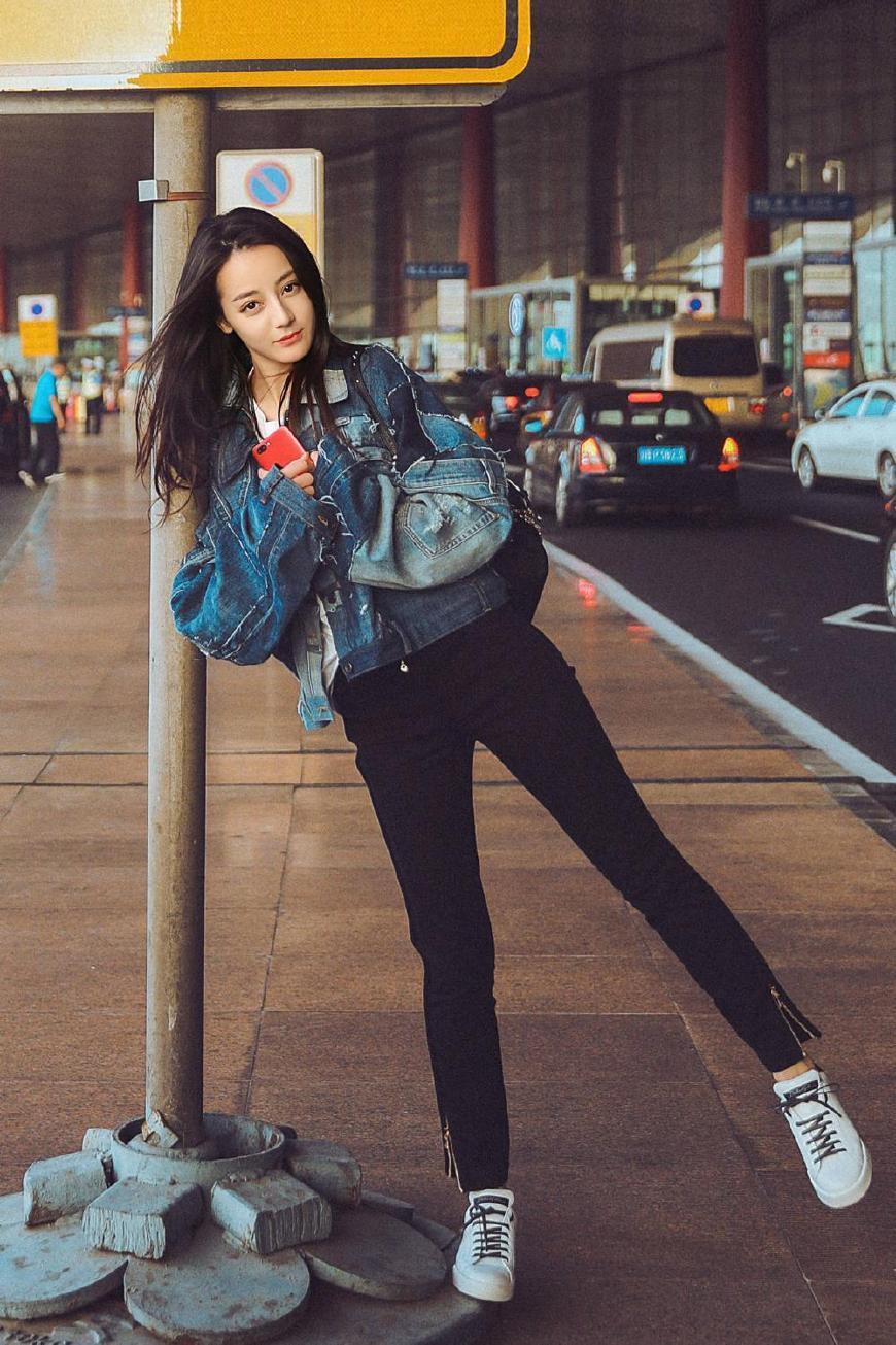 27岁冯提莫的身高有多“矮”？请注意迪丽热巴的这双眼神