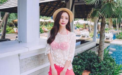 个性前卫的时尚泳衣美女，秀出傲人身材曲线，散发个性魅力！