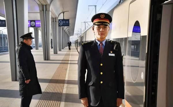 京张高铁车队列车员亮相!平均年龄27岁
