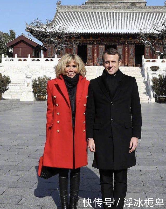  『做法』法国总统现身，大24岁老婆顶''鸡窝头''一脸娇羞，总统做法太宠溺