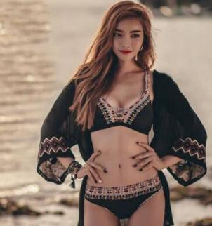 高挑的小姐姐身穿泳衣！展现出妩媚性感的身姿！