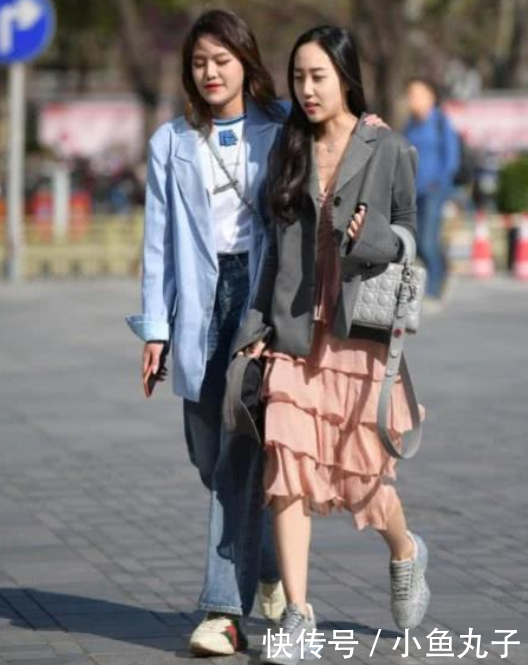『短裙』街拍美女:小姐姐美搭短裙,提升个人魅力,彰显曼妙曲线!