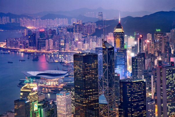 二十年前，香港GDP约为1.4万亿，占全国GDP总量14%，现在呢？