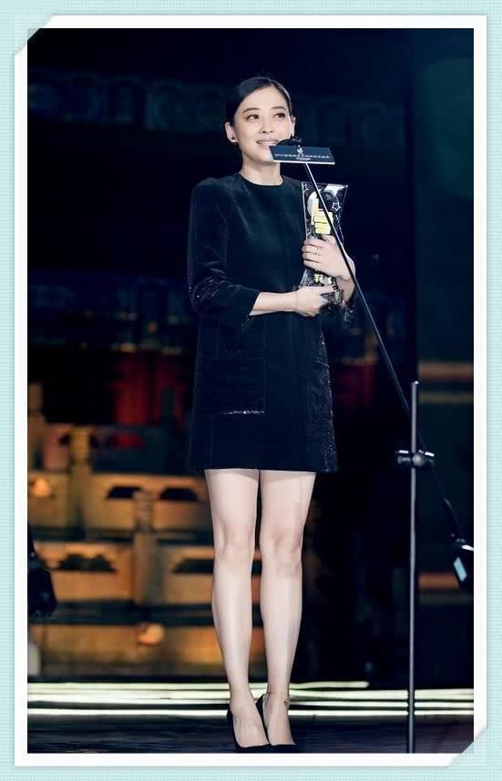 梅婷简直了!浑身上下只穿一件T恤就走机场,网友:43岁也疯狂?