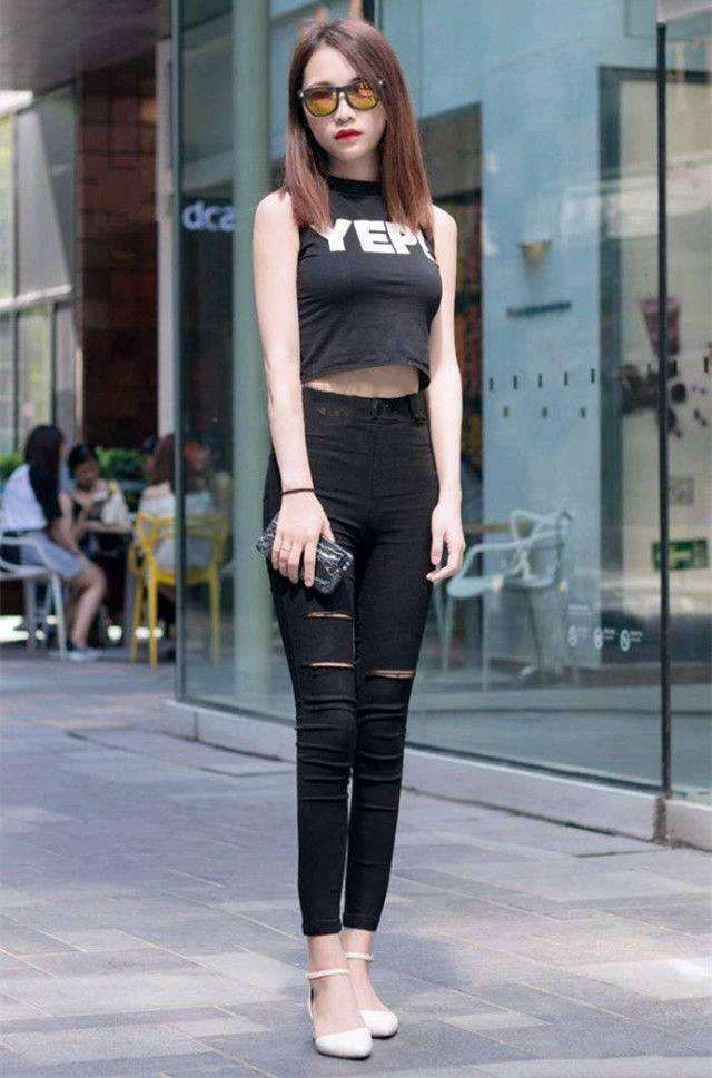 成都街头偶遇性感美女, 吊带装非常诱惑