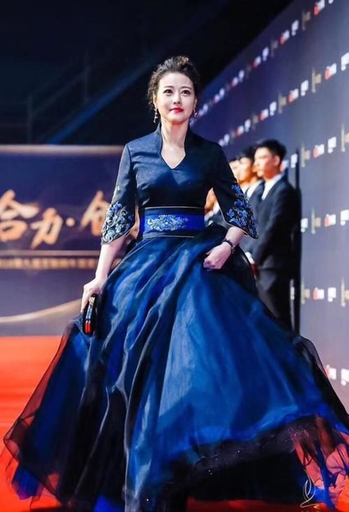 【 浓妆下】眼角皱纹太明显，周海媚真的老了！穿黑纱裙出席活动未P图曝光