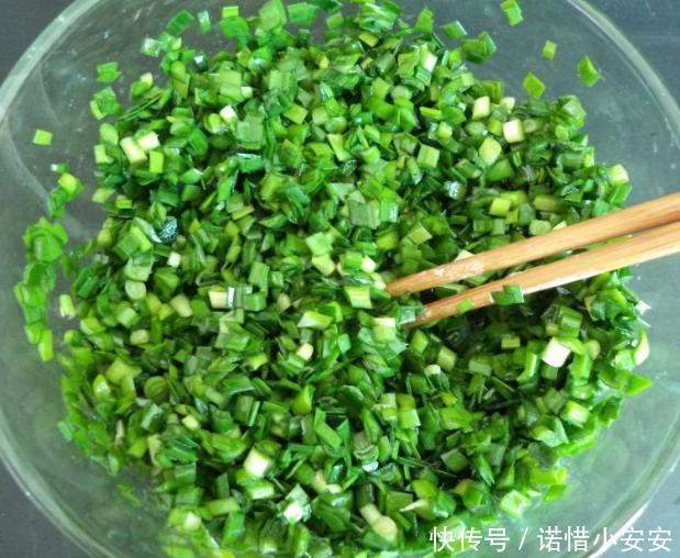  『包饺子』韭菜馅饺子好不好吃，放什么油是关键，婆婆这样做，饺子更鲜香