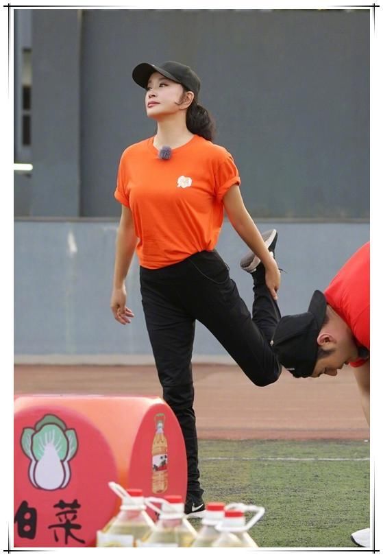 刘晓庆够狠！62岁还敢穿紧身T恤衫，网友：这身段只有22岁吧