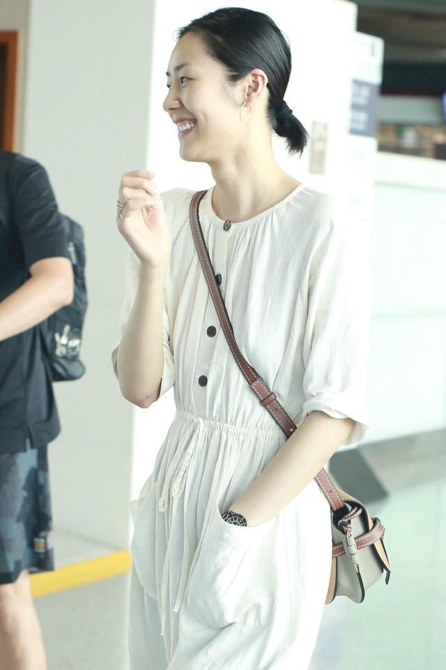 同样的白色连衣裙，刘雯配裤子比江疏影光腿还耐看？