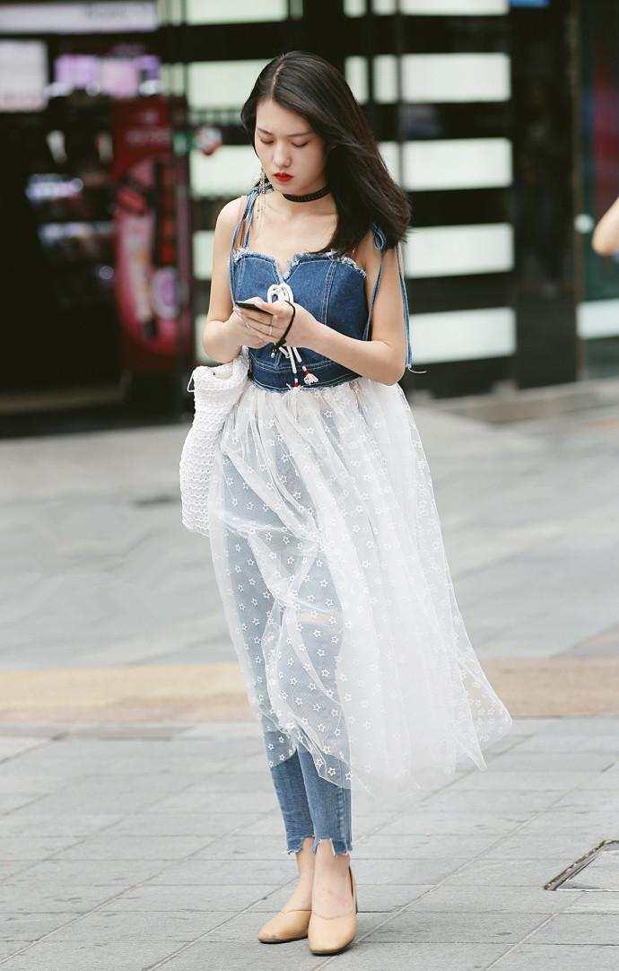 重庆街拍: 黑色凸显好身材 网友: 喜欢第四个小姐姐的干净利落