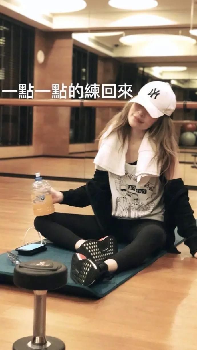 17年换15任男友,现又撩到24岁小鲜肉,40岁萧亚