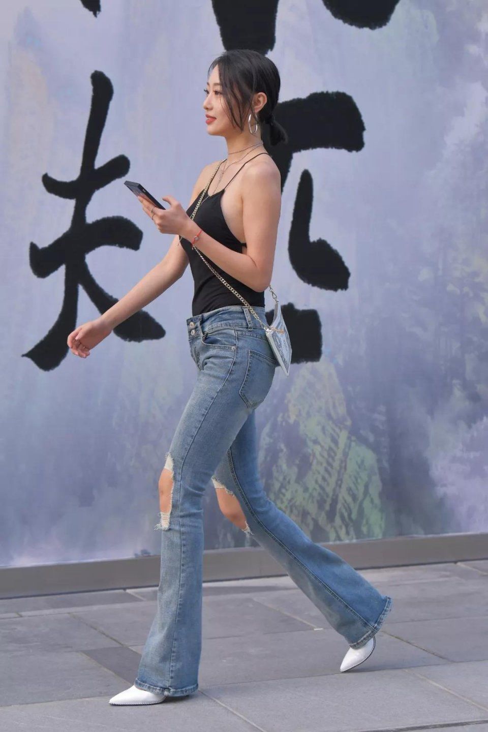 街拍美女:破洞牛子裤,性感大长腿的多姿美女,你不想看一眼吗