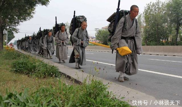 中国唯一不受捐赠的行脚僧，35个女僧风餐露宿，一日行走20里