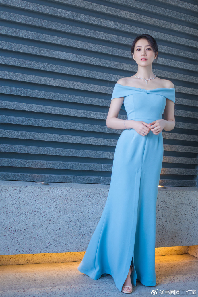 39岁高圆圆厉害了！一袭蓝色开叉长裙穿出2米气场，网友：真会穿