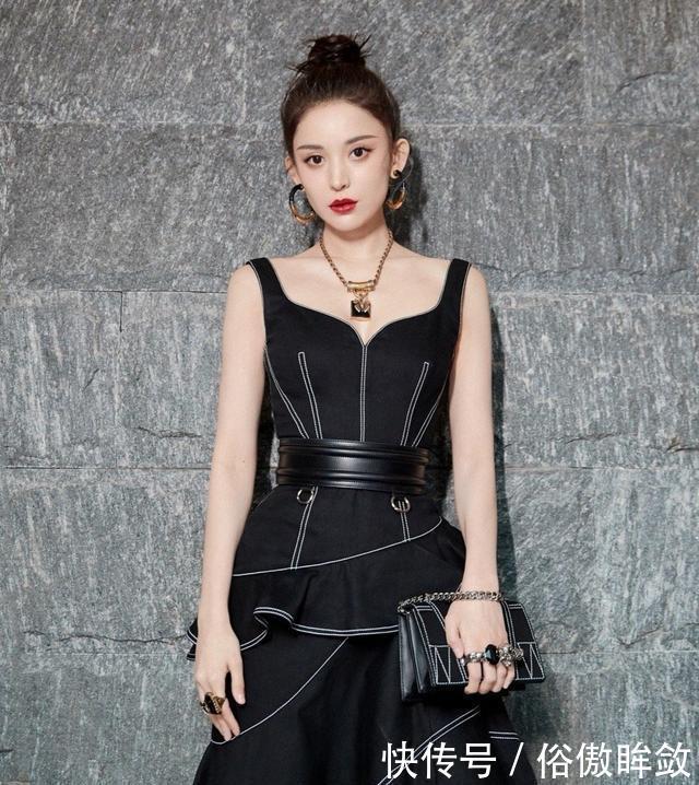 吊带■古力娜扎身材好太任性,黑色吊带连衣裙穿搭,尽显肤白貌美大长腿