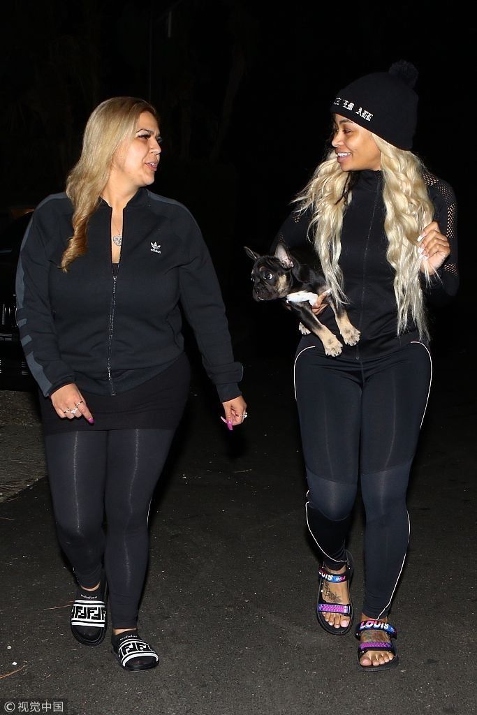 卡戴珊前弟媳布莱克包包举过头顶秀翘臀  单手抱狗狗与友人深夜热