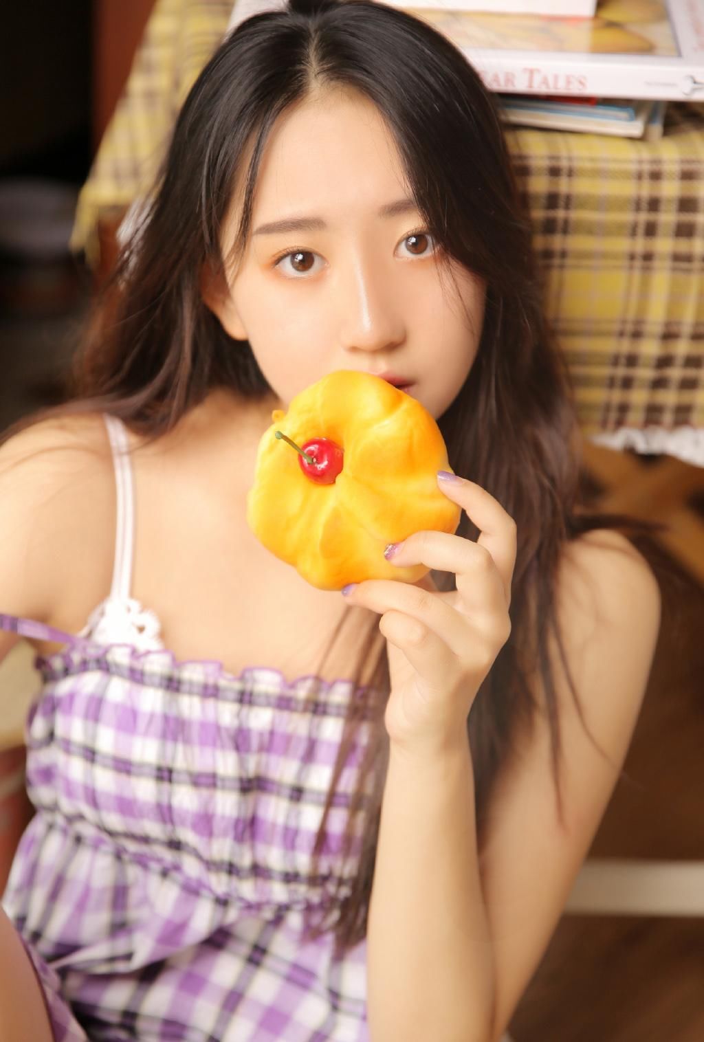 连衣裙美女深沟巨乳性感吊带美女图片