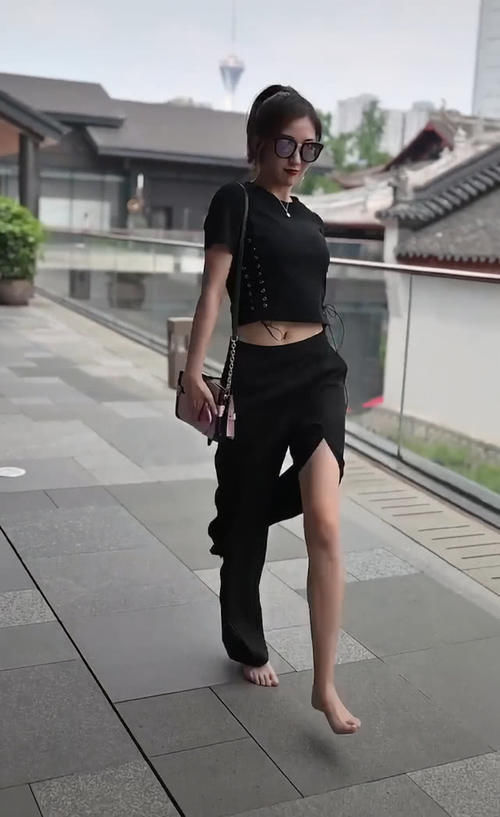 长裤■意外火了一条“越走越短”的长裤,穿上变时髦精!,美女光脚走路