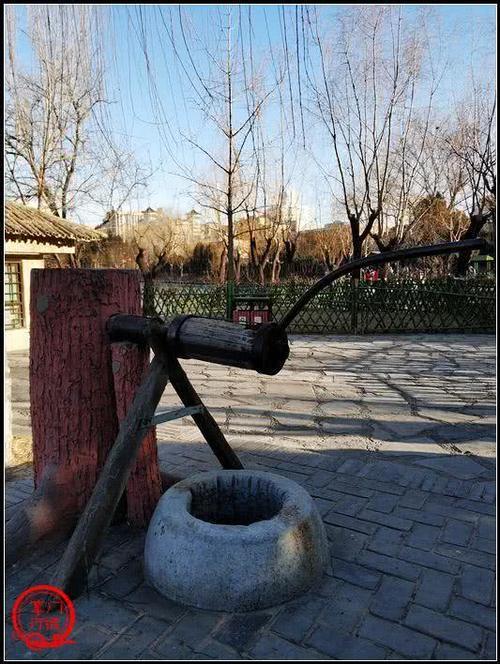 北京市内唯一一座具有田园风光的山村野趣公园，四头猪在路旁应景