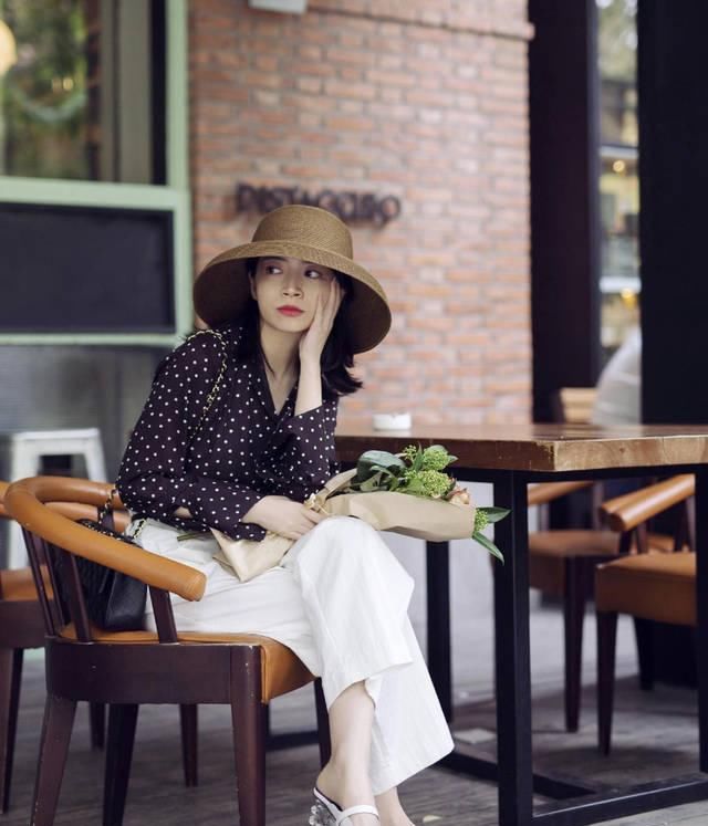  【阔腿裤】春天“女王时尚博主”穿衣搭配构思，波点衬衫配搭乳白色休闲裤子，显瘦又显高