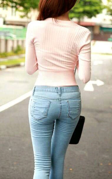 魅力十足的紧身牛仔裤,给人一种非常气质的感觉!