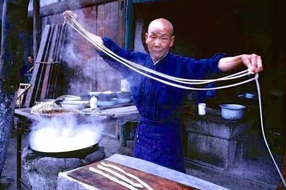 15张老照片:80年代外国游客拍摄的中国小吃！