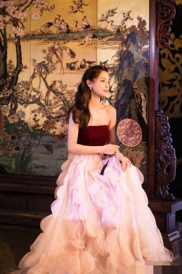 杨颖现身活动同时秀腿、秀腰、露美背，网友：教主同意了吗？