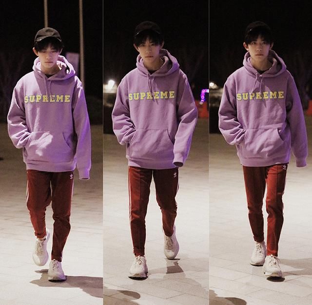 感受一波易烊千玺对红色运动裤的执念，870的价格从冬天穿到夏天