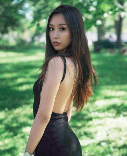 年轻活力的紧身裙美女，穿出自己的时尚风采