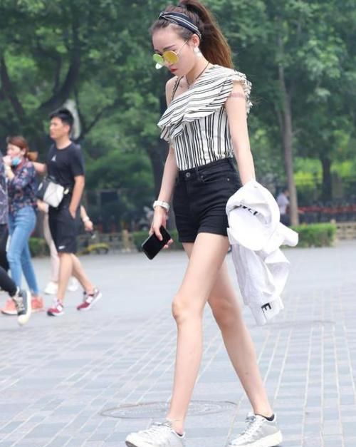  『气质』美女时尚街拍：空谷幽兰的美女，一条白色的连衣裙外搭皮外套，气息迷人范
