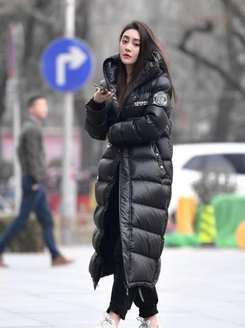 『气质』美女时尚街拍:百般难描的美女,一条黑色的连衣裙,时尚休闲气质