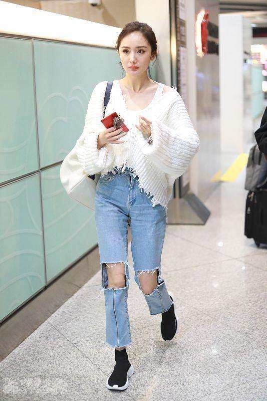 杨幂抹胸碰上苍井空,网友:我选苍井空因为她演的好!