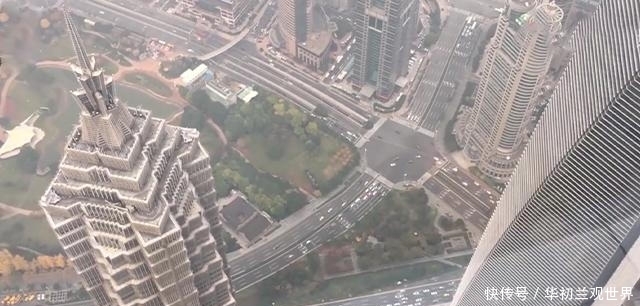 中国第一高楼随风摆动，被游客质疑不稳固？网友：不摆动更危险
