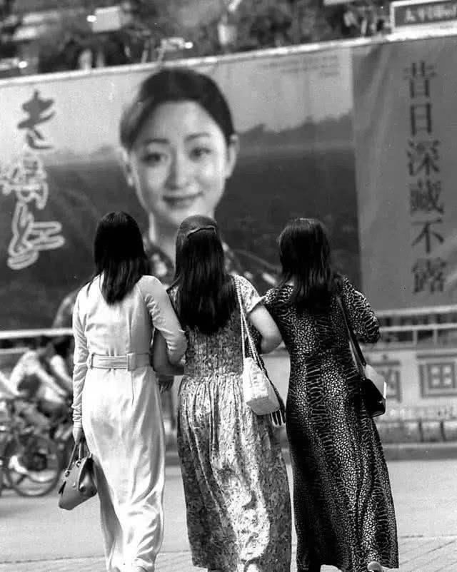 老照片：90年代的重庆美女，气质不输当代女生