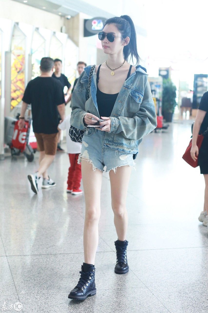 真敢穿!奚梦瑶穿黑色低胸牛仔短衣裤，露事业线，迈性感大长腿