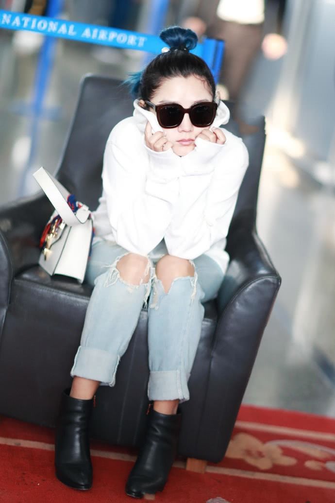 何洁为了显腿长，裙子都快提到胸了，网友：个子矮就别秀了！