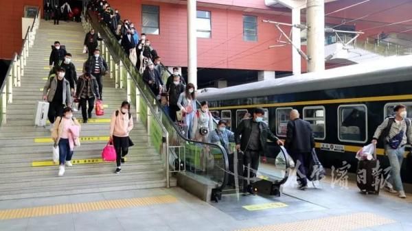  『旅客列车』哈尔滨至湖北旅客列车恢复运行：首批70余旅客返岗复工