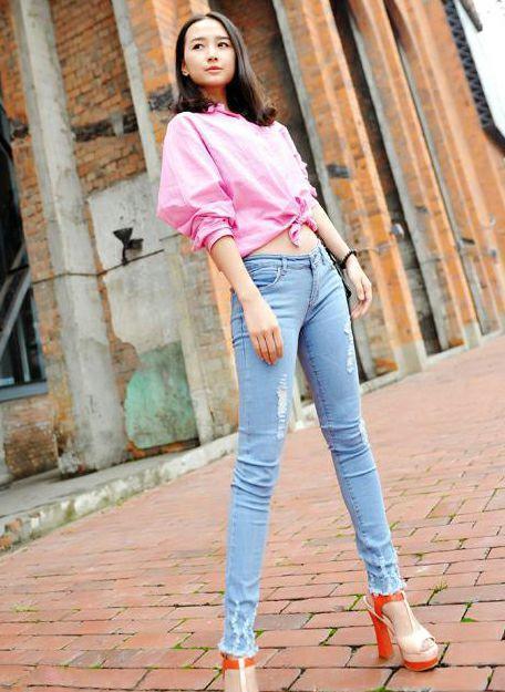 路人街拍，牛仔裤美女又高又瘦，散发着时尚的魅力！