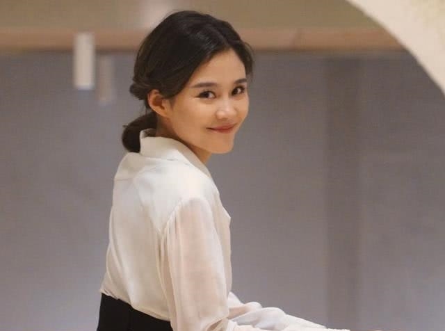 『力捧』被张嘉译力捧的“贾小朵”:母亲是著名演员,她的童年却缺少母爱