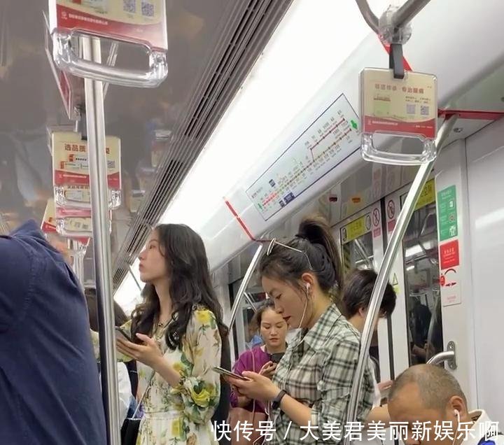  连体@地铁偶遇穿着连体裤的美女，颜值出众，尽显青春气息