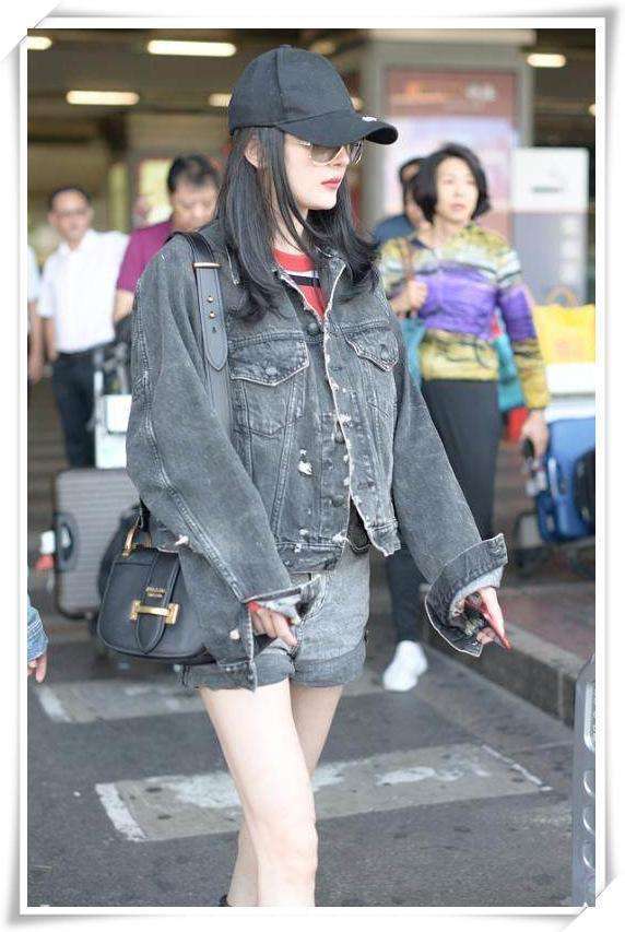 杨幂栽了! 光腿穿短裤竟不敌何穗破洞裤里穿打底裤, 网友: 尴尬了