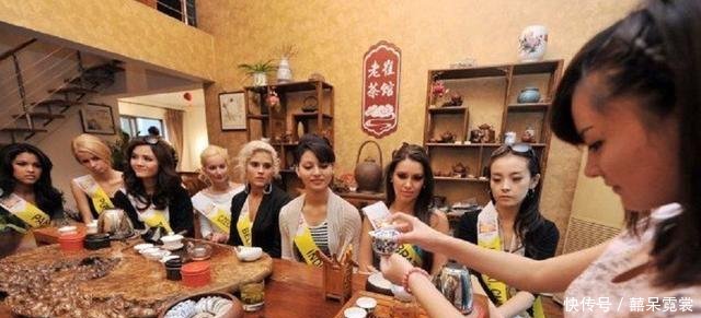 韩国游客到中国疯狂购物，看完他们买的东西，中国大妈都表示无语