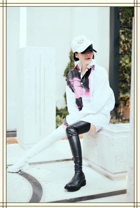 许晴终于服老,一身黑韵味十足,网友:这才是49岁女人最美的样子